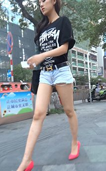 街拍粉红高跟极品大长腿热裤美女，这双腿太迷人！