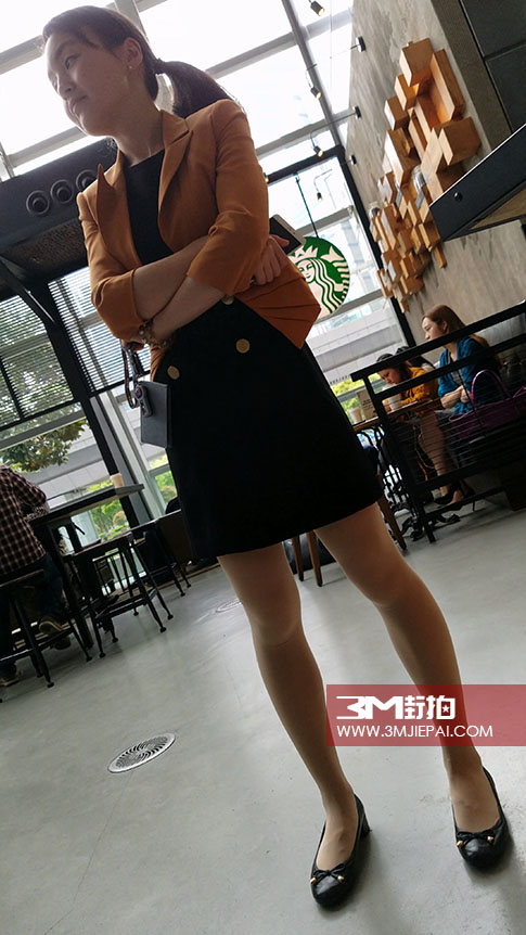 街拍美女西服职业装搭配肉色丝袜，性感养眼 第1张