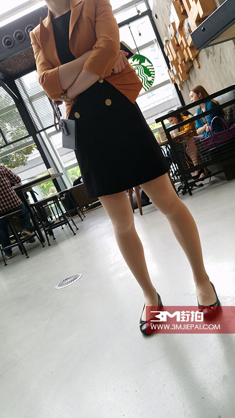 街拍美女西服职业装搭配肉色丝袜，性感养眼 第3张