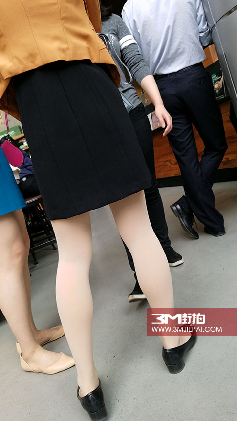 街拍美女西服职业装搭配肉色丝袜，性感养眼 第8张