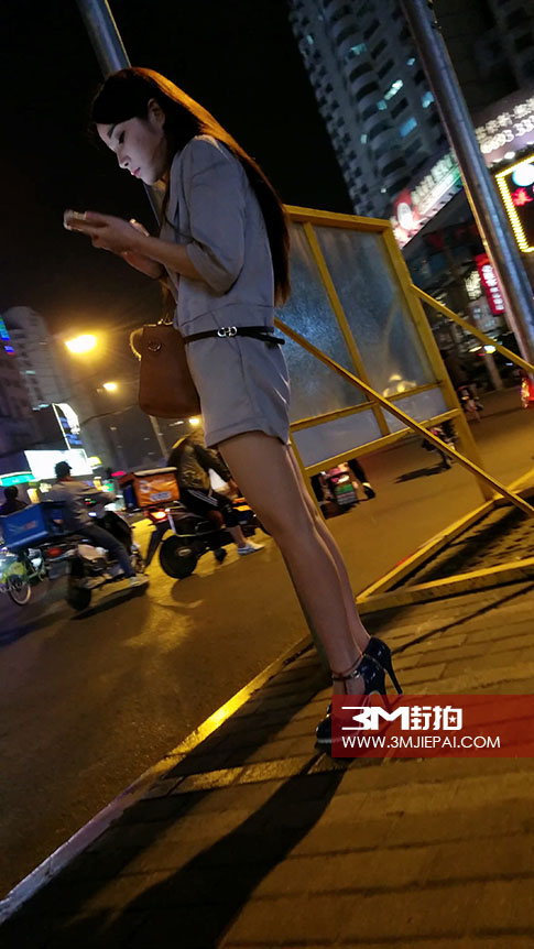 街拍身材高挑曼妙的小姐姐，笔直修长的美腿真好看 第1张